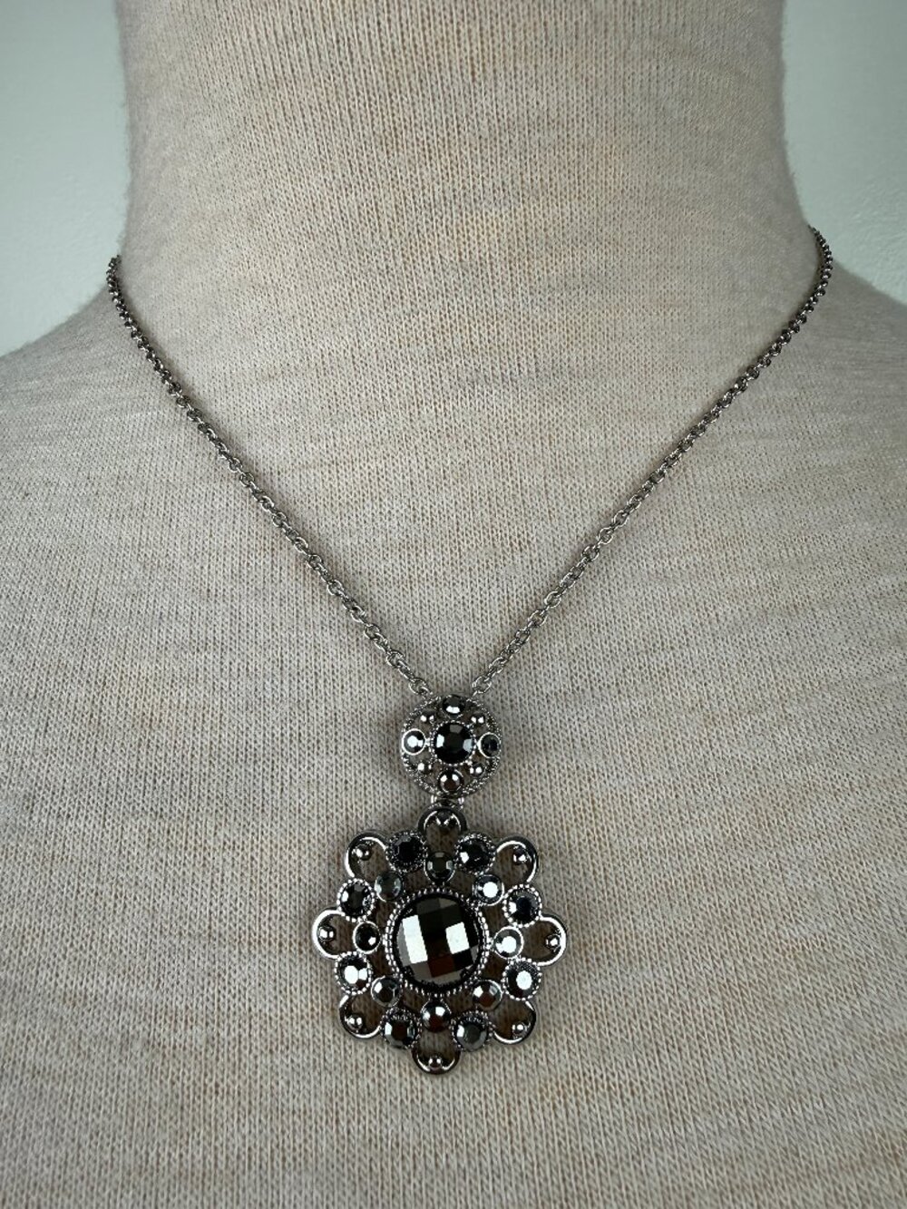 Liz Claiborne Silver Tone & Gray Rhinestone Pendant Necklace 17-19"